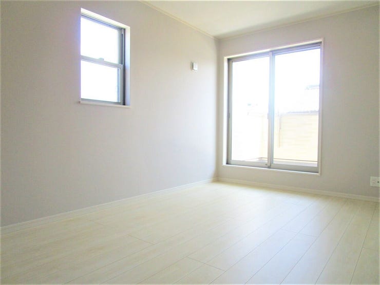 ◇洋室◇ 同仕様
2面採光のお部屋は明るく風通しが良いです♪
収納もしっかり出来ますよ!