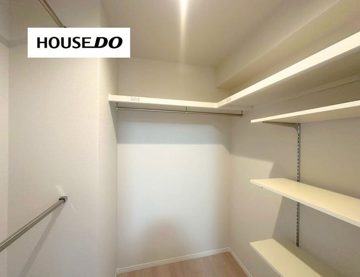 収納力豊富なウォークインクローゼット
洋服・季節物・小物までまとめて収納可能