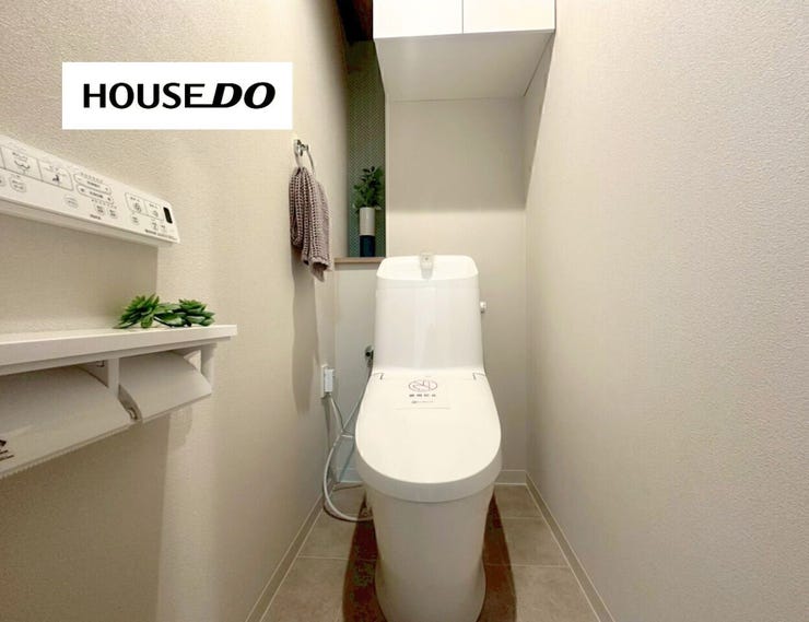 清潔感のある温水洗浄便座付きトイレ
上部収納付きでトイレットペーパーや掃除用品もすっきり