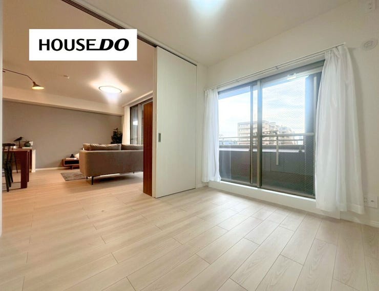 大きな窓から光が入る明るい居室
ベッド+デスクも配置しやすい広さ