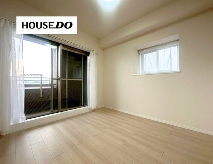 大きな窓から光が入る明るい居室
ベッド+デスクも配置しやすい広さ