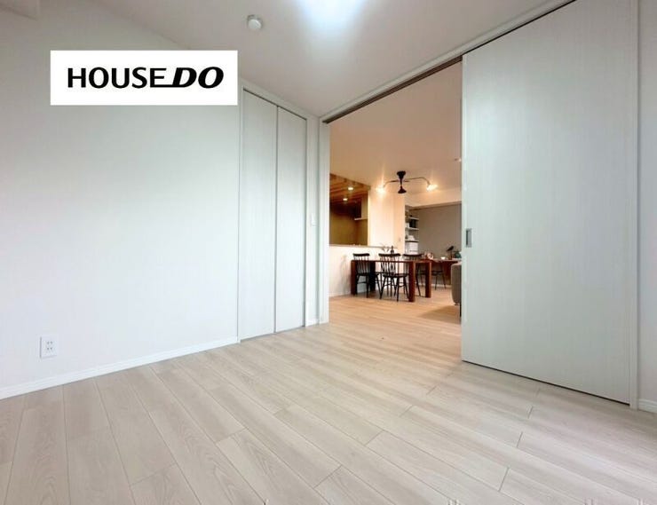 引き戸を開ければLDKとつながる開放的な空間
閉めれば独立した居室として使用可能