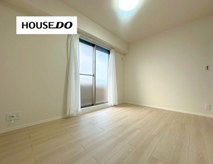 バルコニーに面した採光良好な洋室◎