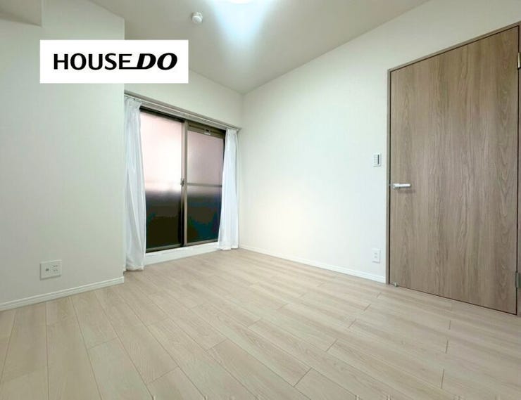 バルコニーに面した採光良好な洋室◎