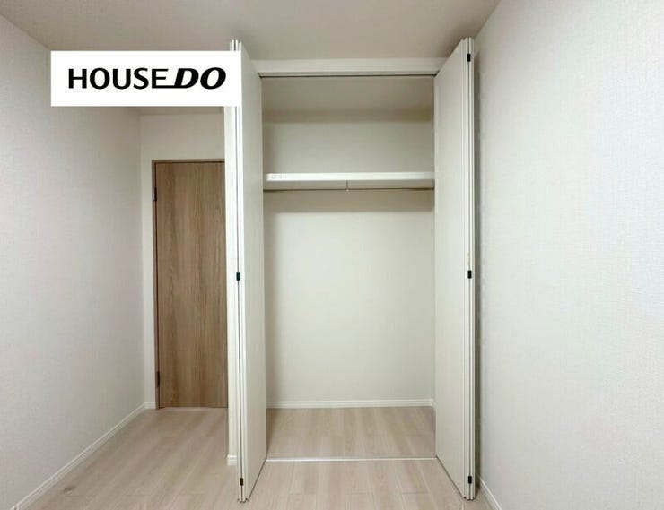 ハンガーパイプ+上部棚付きで、衣類も小物もすっきり収納!