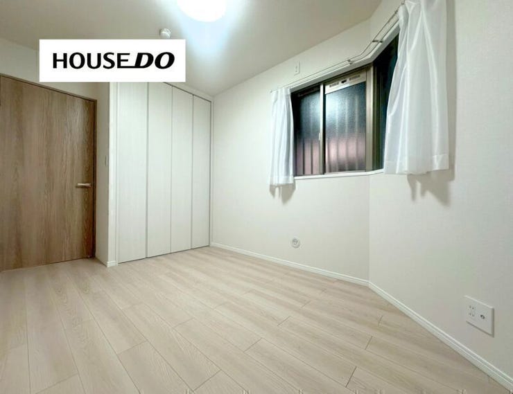 腰高窓で家具配置がしやすく、寝室にも書斎にも使いやすい洋室