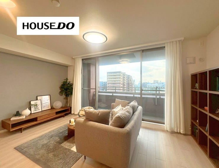 大きな窓から光が差し込む、明るいリビング
ソファを置いてもゆとりがあり、くつろぎ時間を満喫できます