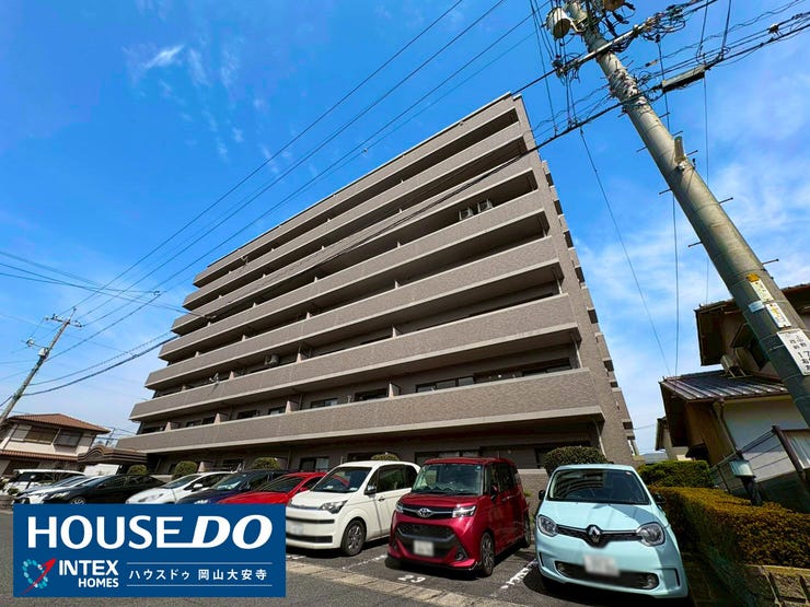 【外観】
【堂々とした外観】
青空に映えるタイル貼りの外観が素敵ですね !南向き角部屋で、全居室に窓がある開放的な造りです 。敷地内駐車場も完備されており、お車での移動が多いファミリーも安心です !