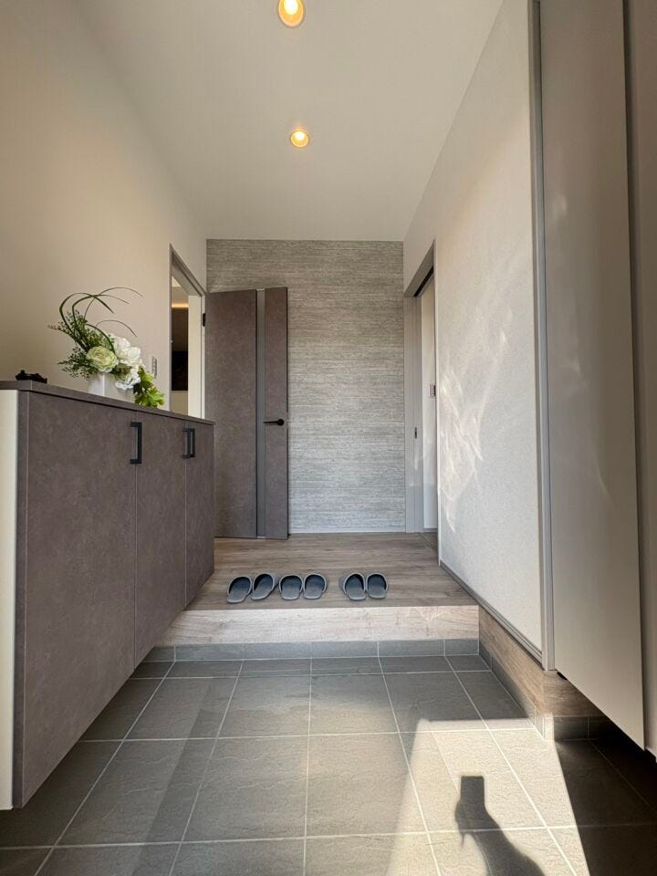 優しいグレーの濃淡で高級感のある玄関ホール♪お客様も帰宅時も優しくお出迎えしてくれる,ホッとする空間です♪