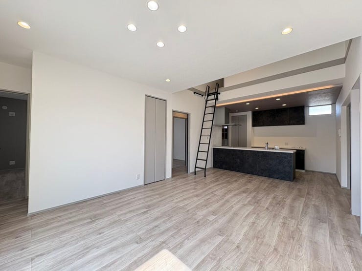 アクセントカラーの効いた明るくも落ち着きのあるLDK♪多目的に使えるロフト付き♪