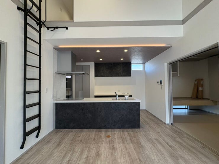 和室4.5帖が隣接しているゆとりの空間♪シンプルな琉球畳がLDKの雰囲気と馴染み広がりを出してくれます♪