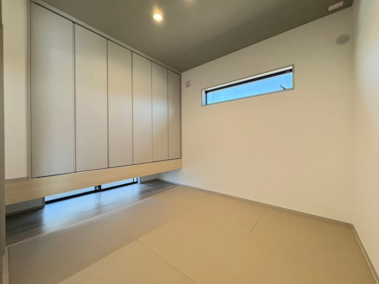 お布団などの収納に重宝する吊り物入れ♪地窓,高窓が心地いいバランスで配置されています♪