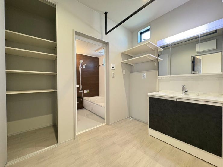 ランドリールームをとしての機能も兼ね備えた脱衣洗面所。物入や洗濯機スペース上の棚で収納力もあります♪