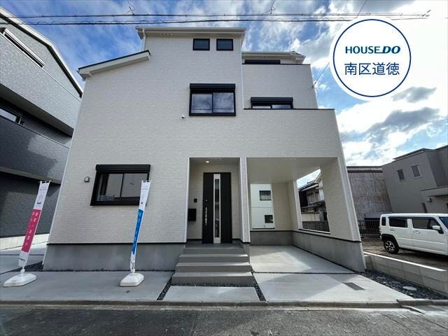 【外観】
洗練された外観デザインでゆとりの生活。
小学校まで徒歩約3分、中学校まで徒歩約9分と、お子様の通学にも負担の少ない距離に立地です。