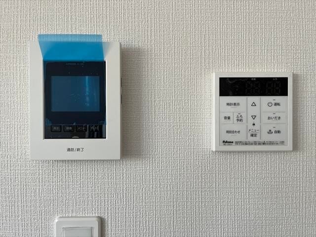 ◆モニター付きインターホン◆給湯パネル◆インターホンにモニターが付いています。玄関まで行かずにリビングから来客の対応、お風呂の予約や追い炊き等出来ます。