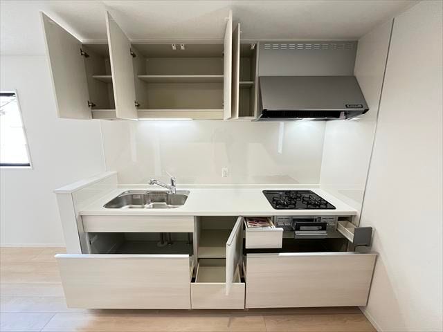 ◆浄水器機能付き◆水道水中の不純物を除去してくれます。
収納スペースもしっかりあります。お料理の段取りもよくなりますね。