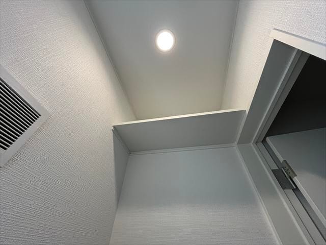 2階トイレ:上部に棚が備え付けられています。トイレットペーパーのストックなど置くことができますね。