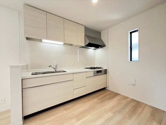 独立型のような造りのキッチンスペース!横目でリビングにいるお子様の様子が確認できお料理も安心できます♪