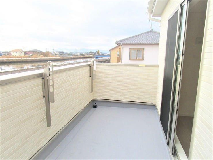 ◇バルコニー◇ 同仕様
陽当たりが良く洗濯物が良く乾きそうです♪
便利な洗濯金物が付いています。