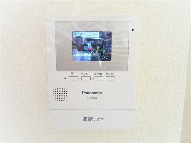 ○カラーモニター付インターホン○ 同仕様
不在時の訪問は自動で録画されます。
訪問者の顔が確認できるのでお子様の留守番にも安心です♪