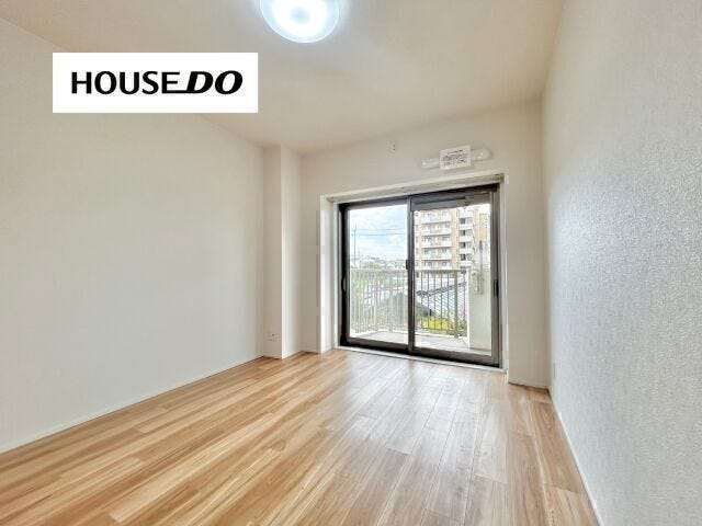 バルコニーに面する洋室で日当たり良好♪