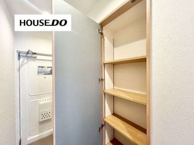 家族みんながアクセスできる廊下収納!鍵などを収納すると、お出かけ前にパッと取り出せて便利◎