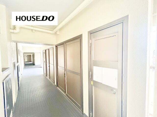 部屋を出てすぐ物置ございます!