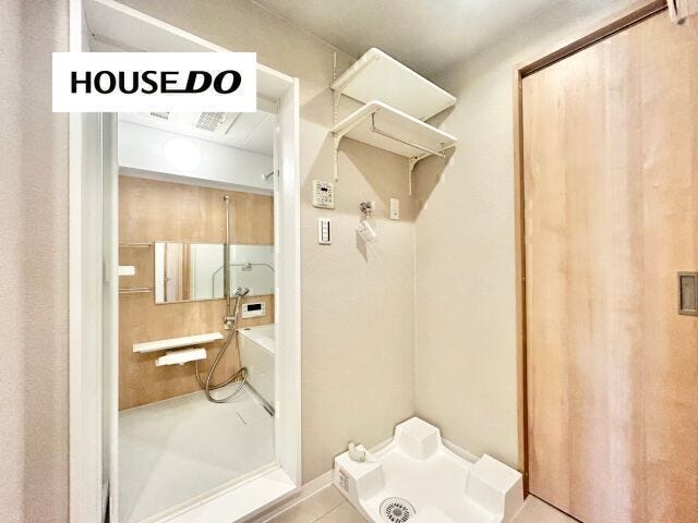 洗濯機置場上には棚もあり、ちょっとした洗濯用品などを置いていただけます!