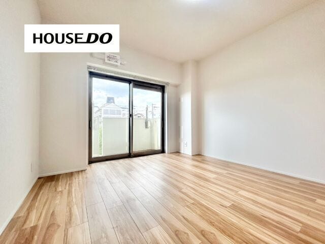 バルコニーに面する洋室で日当たり良好♪