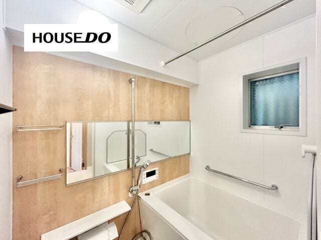 追い焚き機能付きでいつでも温かいお湯に浸かれます◎
さらに浴室に窓が有り、換気がしやすいのと、自然光が入って来るのでリラックスできます♪