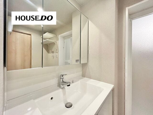 大きな三面鏡の洗面があり、朝の身支度もしやすい♪