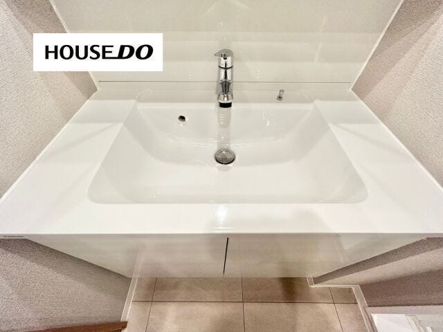 広々洗面台で顔や手が洗いやすい♪