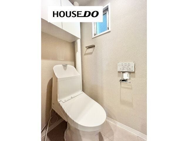 収納棚付きトイレでトイレットペーパーなど収納でき、生活感を無くせますよ◎