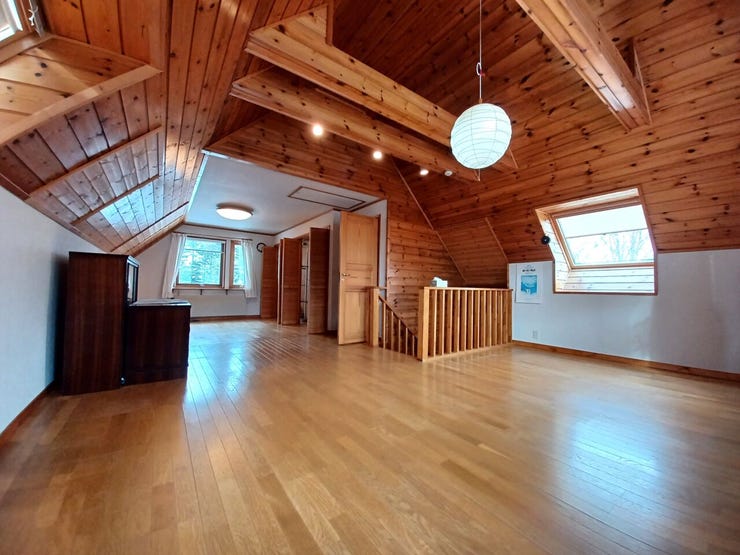 ■ファミリールーム■
天井高を活かした開放感あふれるファミリールーム。縦への広がりが心地よく、家族が自然と集まるゆとりの空間です。明るくのびやかな雰囲気が、毎日の団らんをより豊かに演出します。