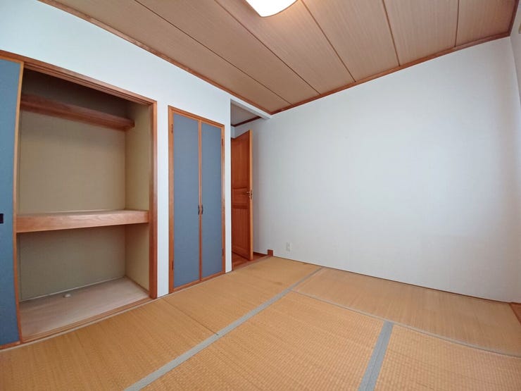 ■和室(約6帖)■
1階に設けられた和室は、ほっと心が落ち着くやすらぎの空間。客間やくつろぎスペースとしても活用でき、ライフスタイルに合わせて多目的に使える便利なお部屋です。