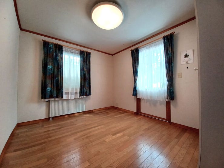 ■1階洋室■
1階に配置された洋室は、階段を使わず出入りできる便利な位置。生活動線にも配慮された使いやすい空間で、趣味部屋やワークスペースなど多彩に活用できます。