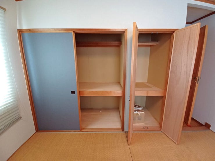 ■押入■
奥行きのある押入は、布団や季節物をすっきり収納可能。空間を有効活用できるため、お部屋を広く使えます。整理整頓しやすく、暮らしを整える頼もしい収納スペースです。