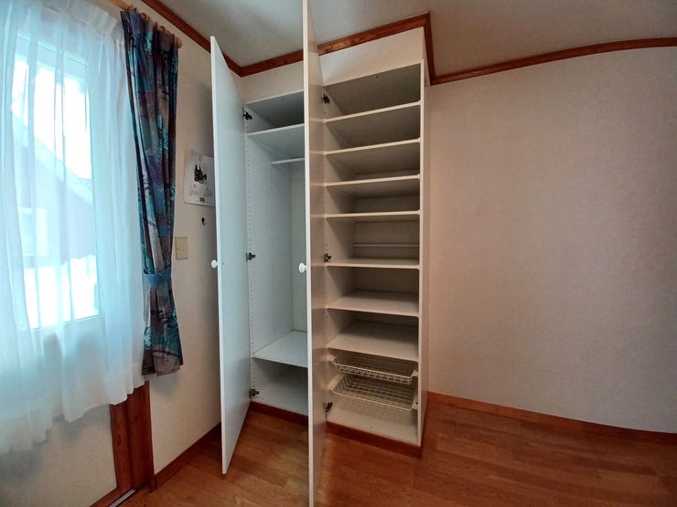 ■収納■
仕切りを多く設けた収納は、用途ごとに分けてしまえる使い勝手の良い設計。衣類や小物、季節物まで整理しやすく、取り出しもスムーズです。空間をすっきり保ち、快適な暮らしを支えます。