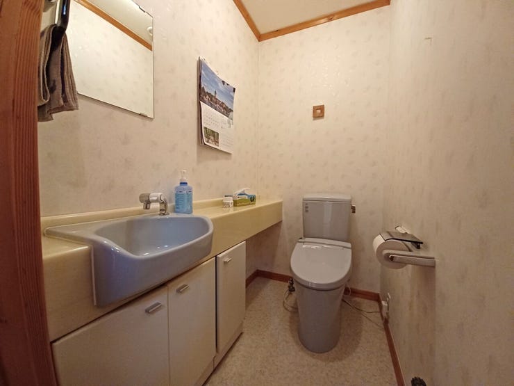 ■温水洗浄便座付きトイレ■
温水洗浄便座を備え、快適で清潔なトイレ空間。独立手洗い場もあり、来客時も安心。毎日の暮らしを快適に支える、衛生面に配慮された便利な設備です。