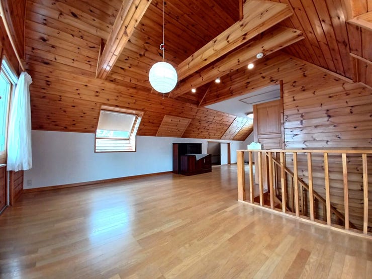 ■ファミリールーム■
2階フロアをまるごと使った広々としたファミリールーム。ワンフロアのゆとりある空間は、家族の共有スペースや多目的スペースとして自在に使えます。開放的な設計です。