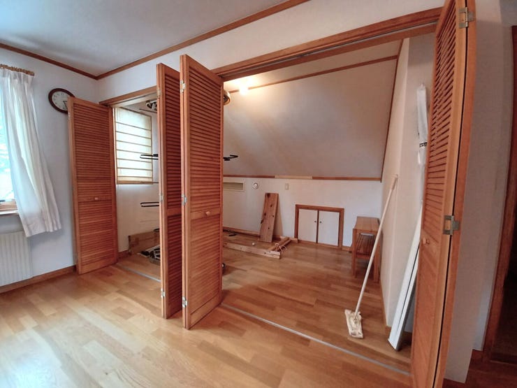 ■ウォークインクローゼット■
たっぷり収納できるウォークインクローゼットを完備。衣類やバッグ、季節物までまとめてしまえ、室内をすっきり保てます。出し入れもしやすく、毎日の身支度が快適に整います。