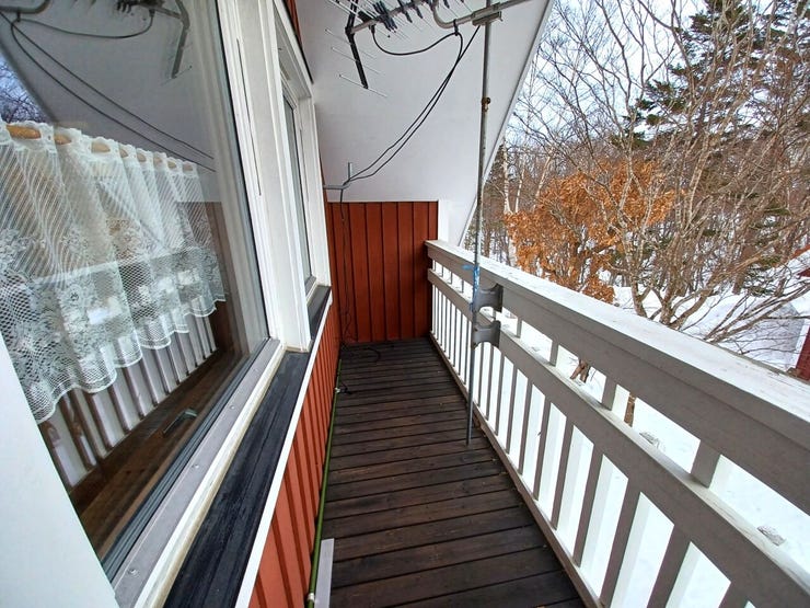 ■バルコニー■
2階に設けられたバルコニーは、風通しが良く室内の換気に最適。光や風を取り込み、快適で明るい住空間を維持します。日常の暮らしに心地よさをプラスする便利なスペースです。