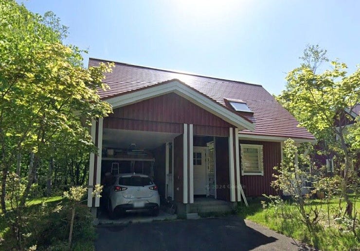 【外観】
南向きの明るさと広々とした敷地が魅力の4LDK住宅。和室やファミリールームなど多彩な空間で家族時間が広がります。リフォーム履歴もあり安心してお住まいいただけます。ぜひ一度ご内覧ください。