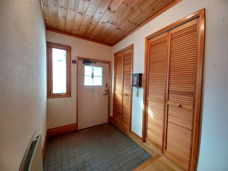 ■玄関■
広々とした玄関に加え、収納スペースも確保。靴やアウトドア用品、ベビーカーなどもすっきり収まり、玄関まわりをきれいに保てます。ゆとりを感じさせる、使い勝手の良い空間です。