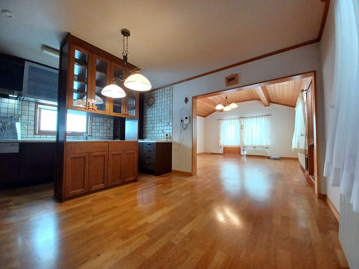 ■ダイニングキッチン(約10.9帖)■
家族の会話が弾む、開放感あふれる広々空間。毎日の食卓を心地よく彩ります。住まいの中心として、家族の絆を育むゆとりある理想の暮らしを叶えます。