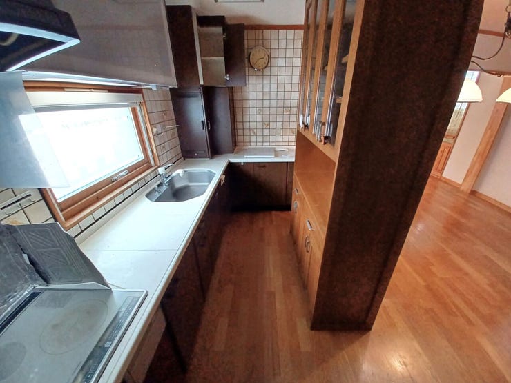 ■キッチン■
作業動線に優れたL字型キッチンを採用。調理・配膳・片付けがスムーズに行え、作業スペースも広々確保。効率よく料理を楽しめる、機能性と快適さを兼ね備えた空間です。