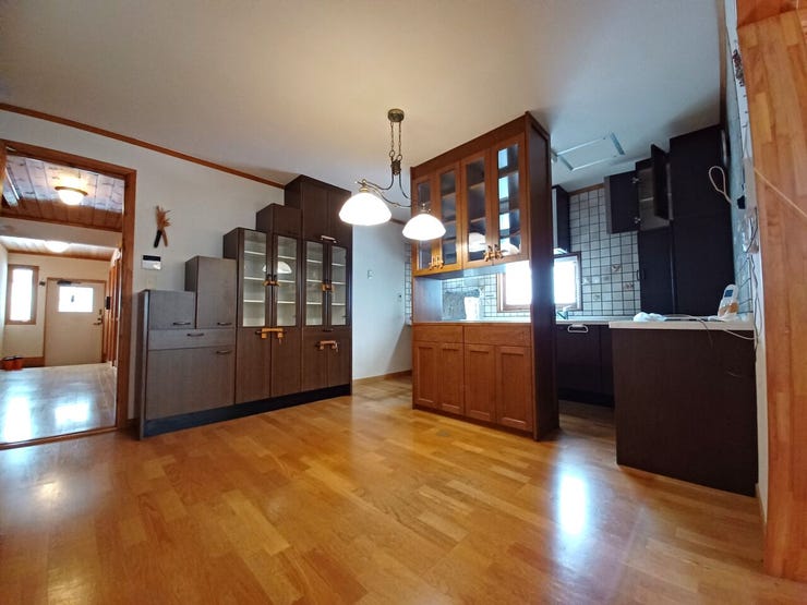 ■ダイニングキッチン(約10.9帖)■
備え付けの食器棚で収納力も充実。広々約10.9帖の空間は、料理や食事の時間も快適に過ごせ、家族の団らんや会話が自然に広がる理想のダイニングキッチンです。