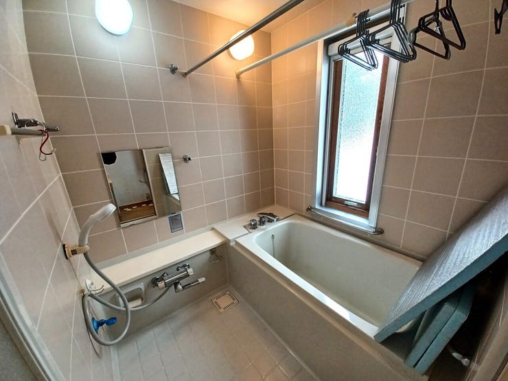 ■浴室■
窓付きで換気もしやすい、清潔感のあるシンプルな浴室。自然光がやわらかく差し込み、明るく心地よい空間を演出します。毎日のバスタイムを快適に過ごせる設計です。