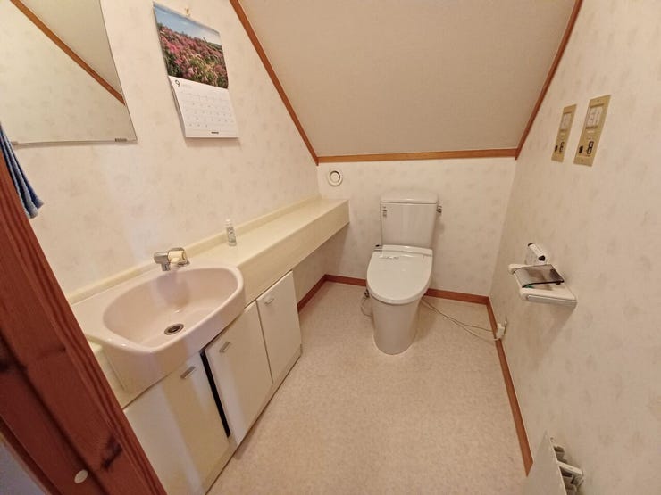 ■温水洗浄便座付きトイレ■
2階にもトイレを設置し、朝の混み合う時間帯もスムーズ。階段の上り下りが減り、生活動線に配慮された便利な設備です。家族みんなが快適に使える安心設計です。