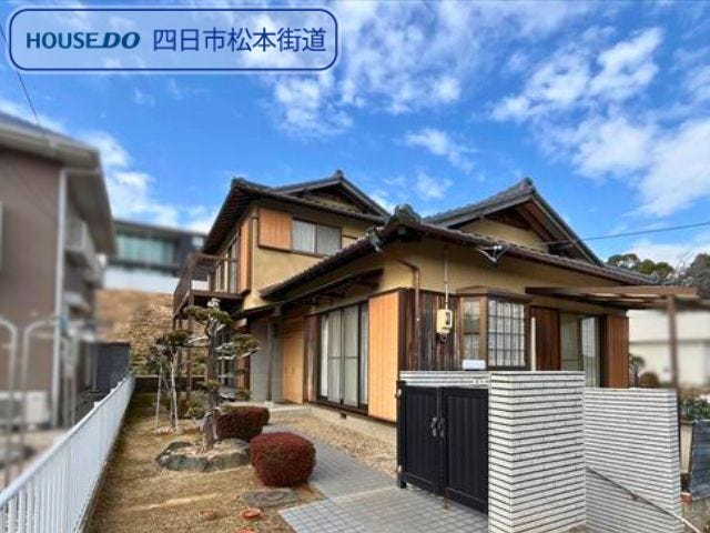 【外観】
笹川小学校/西笹川中学校エリアの二世帯にもおすすめの6LDKです。道路から高い場所に建つのでプライバシー◎周辺環境の確認を兼ねて一度ご見学してみませんか
(2026年2月15日 撮影)